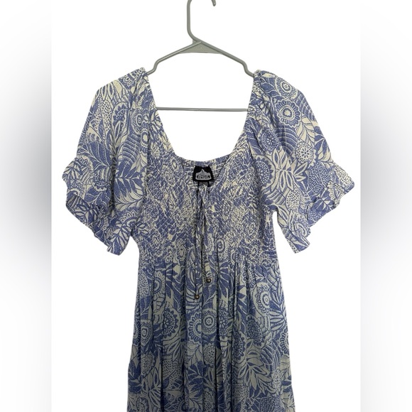 Angie Boho Blue/White Smocked Floral Flutter Sleeve Midi Dress Size M - Picture 3 of 6